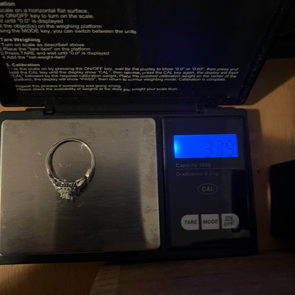 BEAUTIFUL EMERALD CUT DIAMOND ENGAGEMENT RING 💍 - Picture 5 of 8